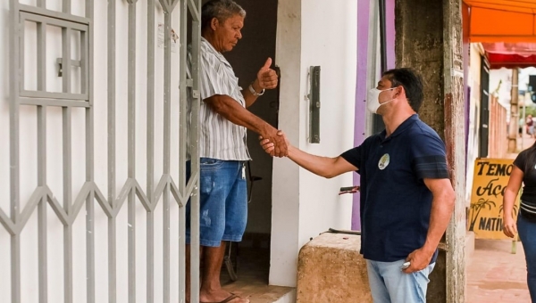 Em visita ao Rui Lino, Roberto Duarte conversa com comerciantes  e moradores